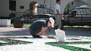 Специалисты МУП &quot;Город&quot; в Йошкар-Оле сортируют мраморную крошку на необычной клумбе