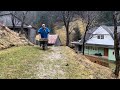La vie de grandmre dans un village de montagne au dbut du printemps  rouleaux de chou paresseux