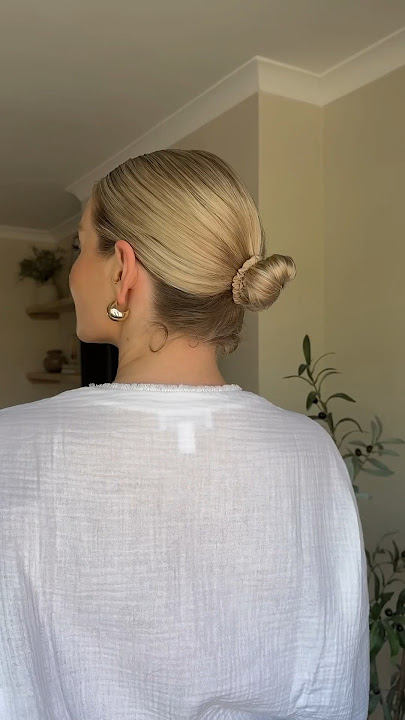 How I do a quick slick bun on short hair #shorthairstyles #slickback