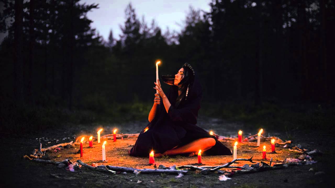 Ритуал на улице. Ритуалы со свечами. Магический обряд. Ритуалы ведьм. Магический ритуал.
