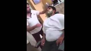 Sakallarına Ağda Yaptıran Adam