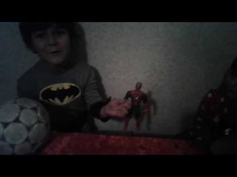 დავითი და მარიამი ხსნიან საახალწლო საჩუქრებს