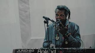 Lonnie Holley (with Nelson Patton) - I Thought It Was Just Water (FORM 2019 Performance)
Lonnie Holley leads a stunning improvisation in collaboration with the world’s most popular personal assistant inside The Conservatory at FORM 2019. Co-presented by Pulp and Patreon, The Conservatory was a mobile recording studio and site-specific art installation inside Arcosanti’s Red Room at FORM 2019.
Dave Nelson - trombone and loops
Marlon Patton - drums and Moog bass
Engineering: Ian Jones, Danny Clifton and Mark Yoshizumi
Mixed By: Mark Yoshizumi
Set Design: Erin Curry, Evan Galbicka and Senta Achée
Video: Flooded Productions
Lonnie Holley (with Nelson Patton) - I thought It Was Just Water (FORM 2019 Performance)
#LonnieHolley #NelsonPatton #IThoughtItWasJustWater Lonnie Holley (with Nelson Patton) - I Thought It Was Just Water (FORM 2019 Performance)