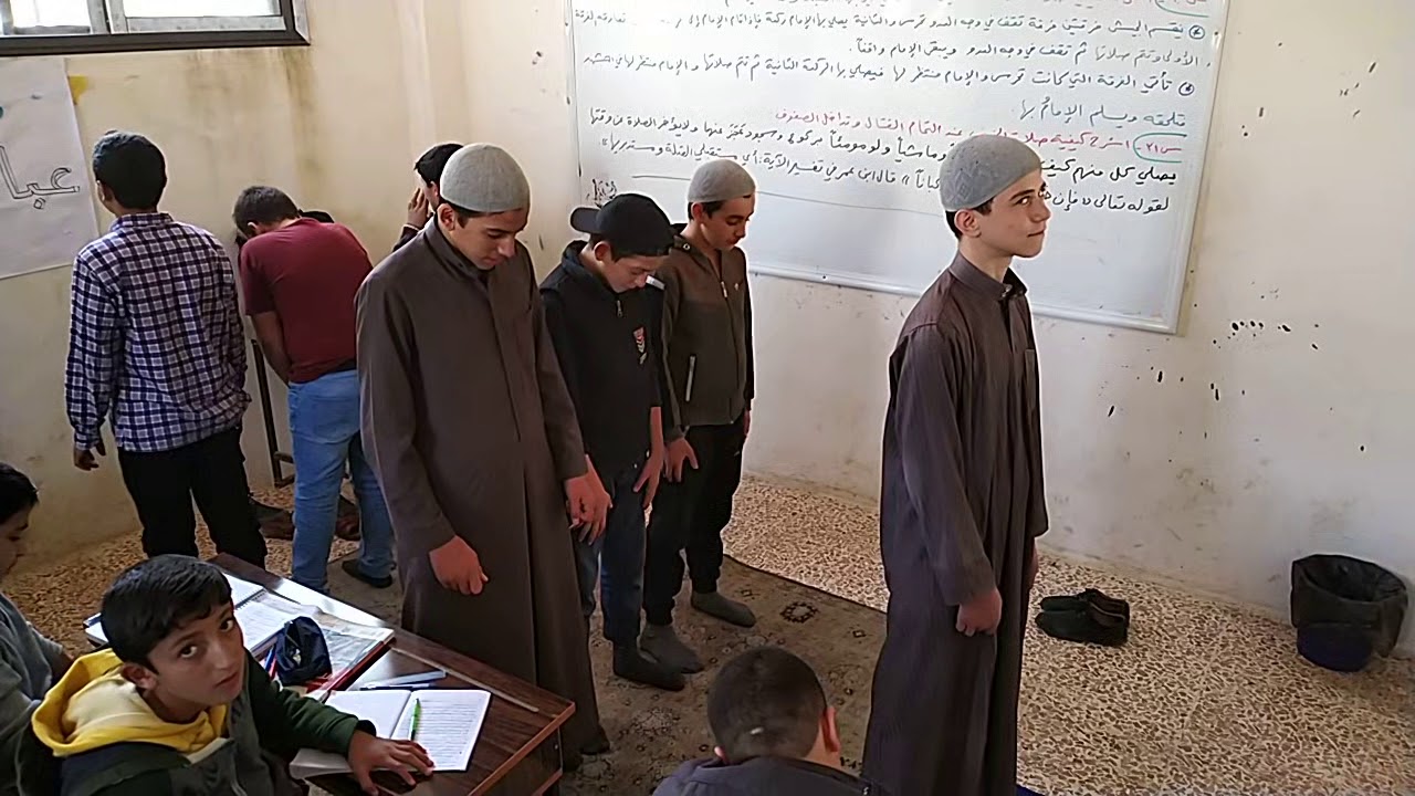 شرح كيفية صلاة الخوف عندما يكون العدو في غير جهة القبلة والقتال غير ملتحم لطلاب ثانوية عباد الرحمن.