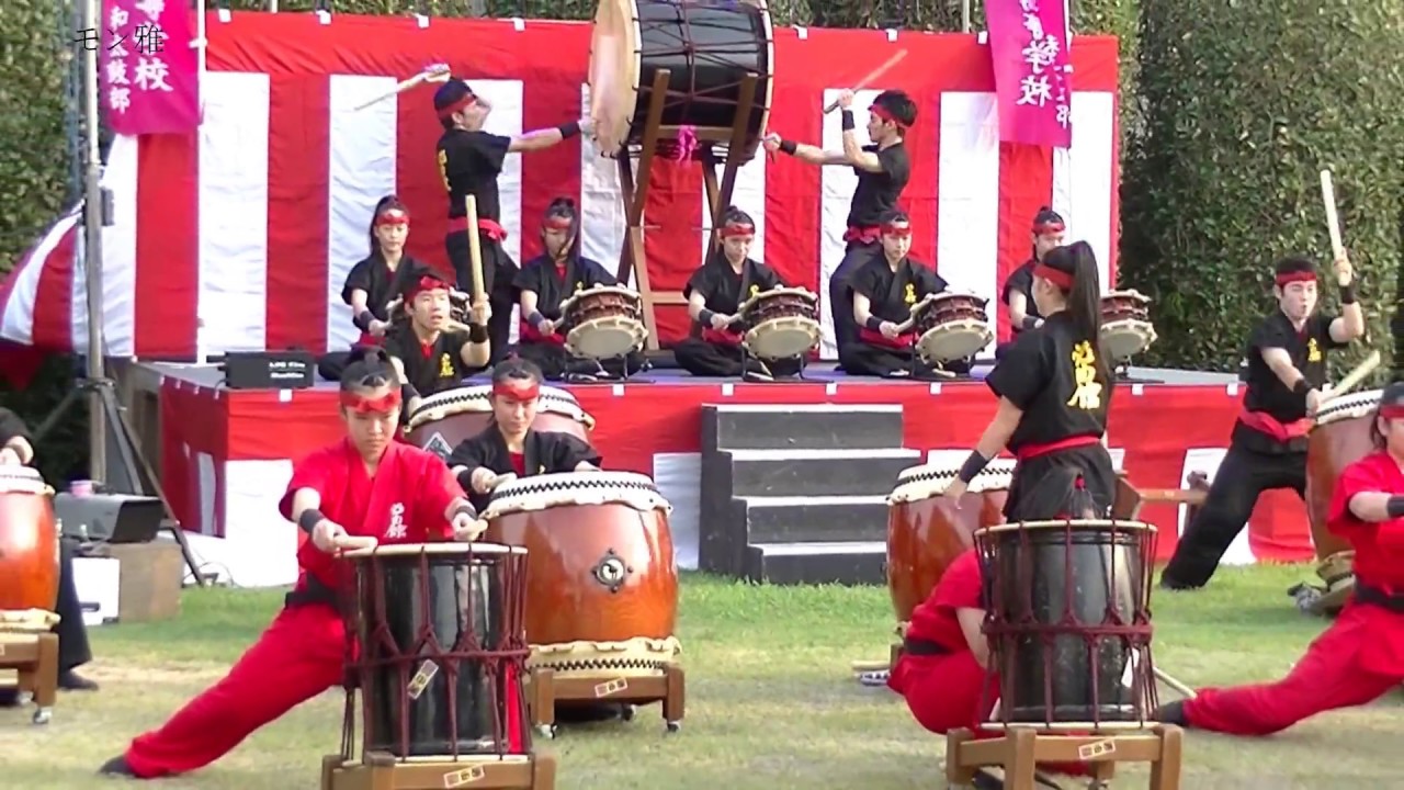 必由館高校和太鼓部演奏
