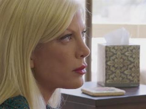 Vídeo: Els Anys Passen Factura: La Grassoneta Tori Spelling Capturada A Les Compres De Los Angeles