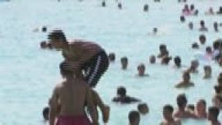 Greeks rush to Athens' beaches as temperatures soar