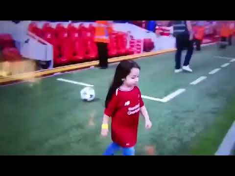 ‏تفاعل جماهير ليفربول مع مكه بنت محمد صلاح