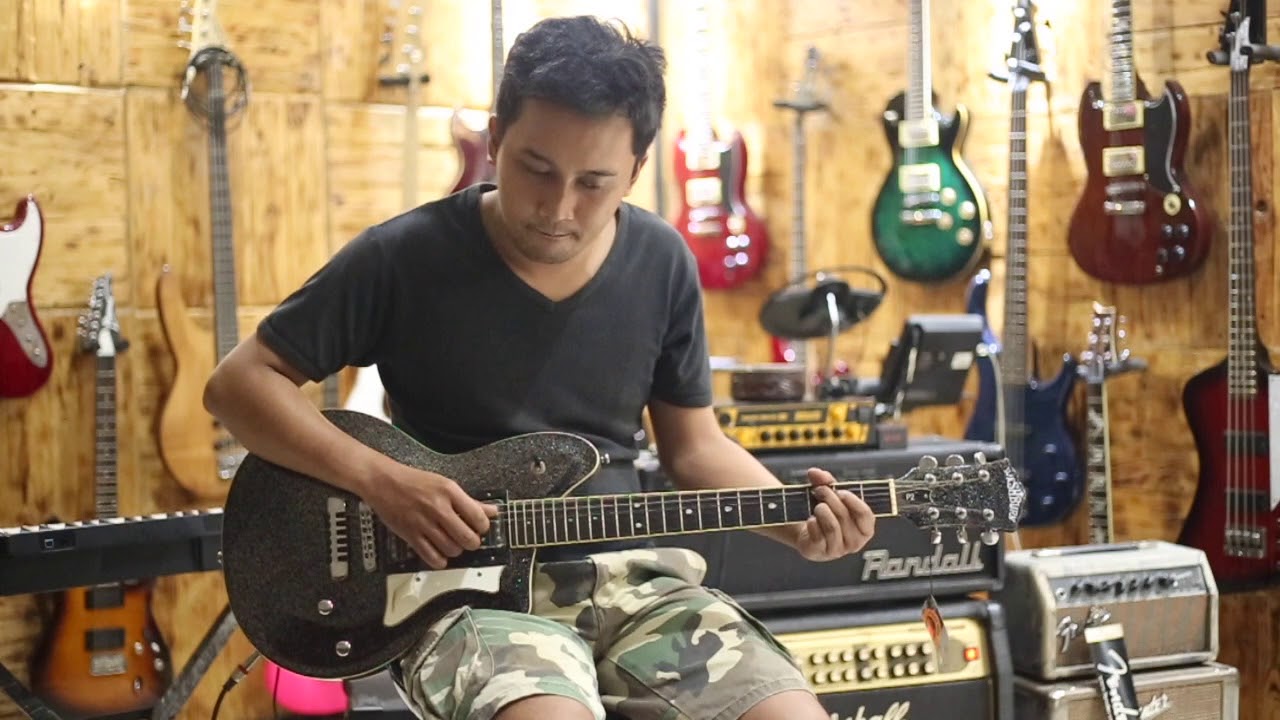 WASHBURN P2 BLACK SPARKLE GUITAR - YouTube