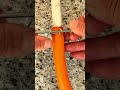 Proses mengikat kawat besi pada selang dengan alat sederhana untuk mengatasi kebocoran #shorts