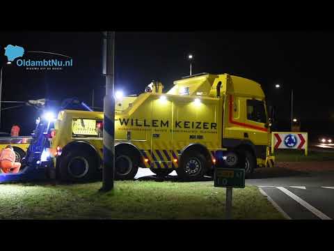 Vrachtwagen met aardappelen gekanteld op rotonde N366