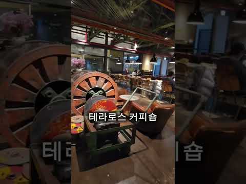 F1963은  Yes24도서관과 테라로사카페  현대모터스스튜디오가있는 사람과 문화를 연결하는 복합문화공간