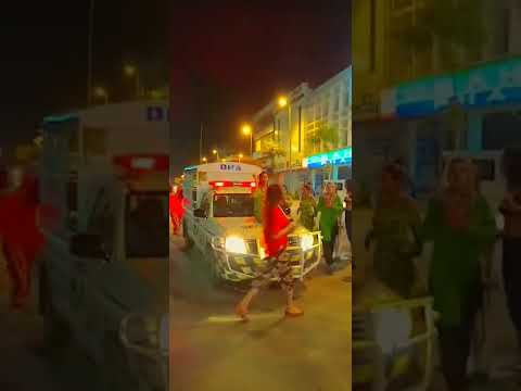 DHA Main Khawaja Sarawon Ka Security PR Hamla ڈی ایچ اے میں خواجہ سرا کا سیکیورٹی پر حملہ