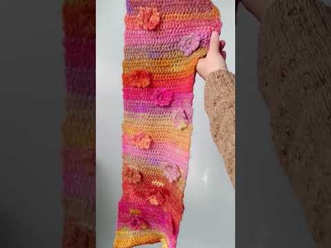 Рожево-оранжевий вʼязаний шарф з квітами ручної роботи, видео 2