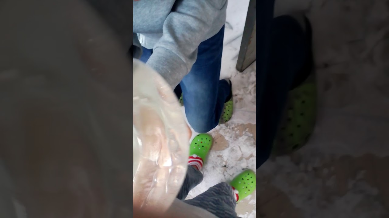 Снова скинули надутый водой презерватив - YouTube