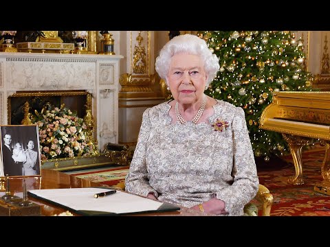 Video: Den Spektakulære Udstilling Med Kostumer Fra Dronning Elizabeth II