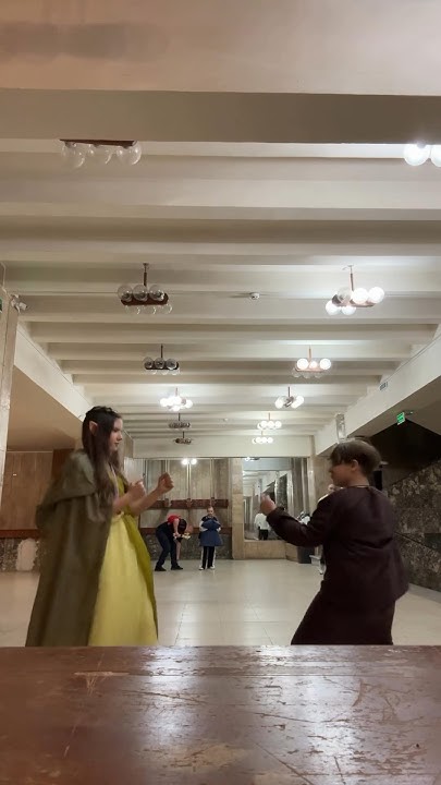 Дивись на задній фон #trending #тренд - YouTube