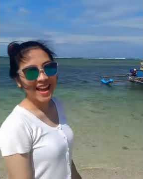 cewek cantik main di pantai