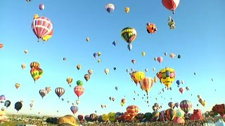 Кольори у небі: фестиваль повітряних куль в Альбукерке