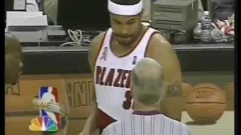 Scottie Pippen Ejected - Fans Throw Bill Walton Do...