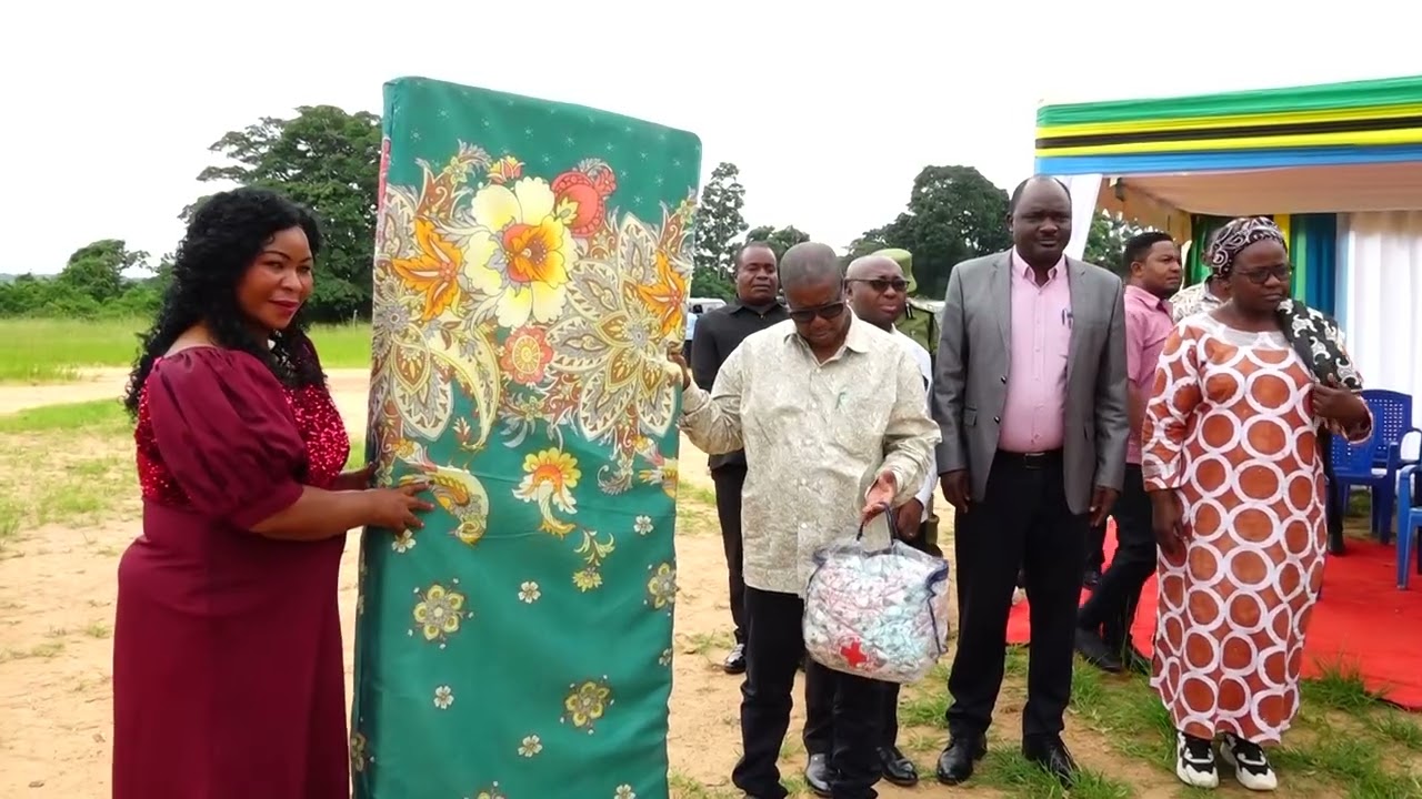 RC RUVUMA AKABIDHI BAADHI YA MAHITAJI KWA WAATHIRIKA WA MAAFA SONGEA