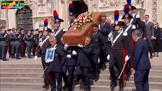 Funerali Silvio Berlusconi, il feretro lascia il Duomo di Milano, accompagnato dai figli e Fascina