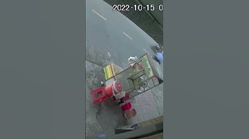 Cướp táo tợn vào tận nhà giật điện thoại, kéo nạn nhân ngã sấp mặt trên đường #shorts