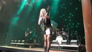 Ava Max - Who's Laughing Now / Hold Up (Wait a Minute) (Live in San Diego) Resimi