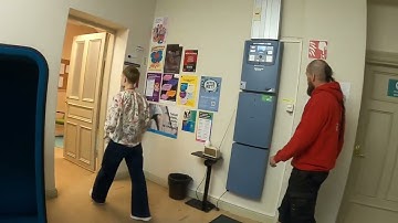 Je kunt hier niet blijven. Ja, dat kunnen we wel, het is ons kantoor.