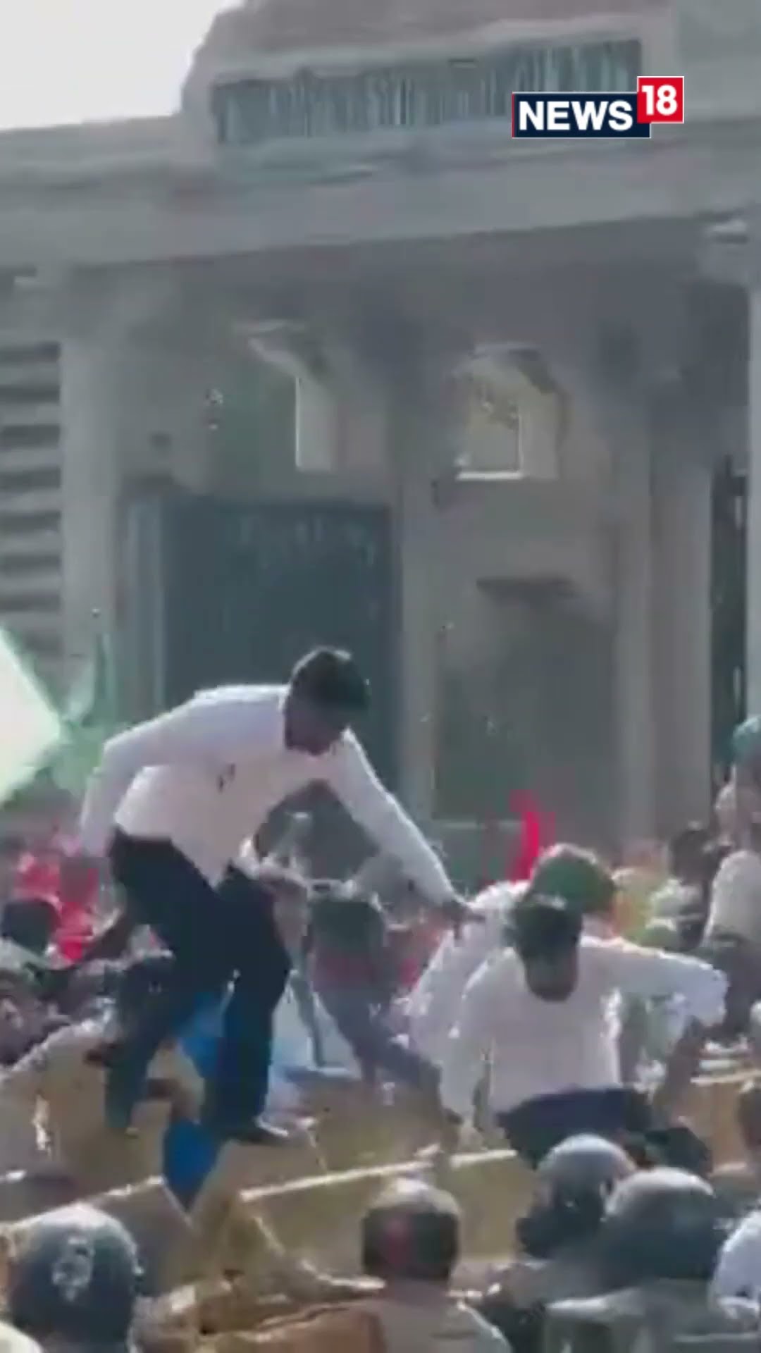 Protesting farmers breach police barricades in Noida, UP | #FarmersProtest
