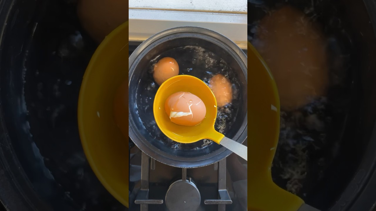 Essen - ¿Necesitás hervir huevos para una receta? Evitá que se te revienten  al cocerlos agregándole al agua una cucharada de vinagre y otra de sal.