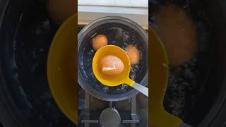 ¿Añadir vinagre al cocinar Huevos duros? #cienciaycocina #shorts