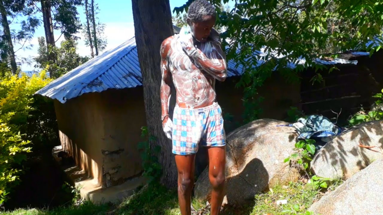 МАЛЬЧИК ПРИНИМАЕТ ВАННУ В ОДИНОЧЕСТВЕ