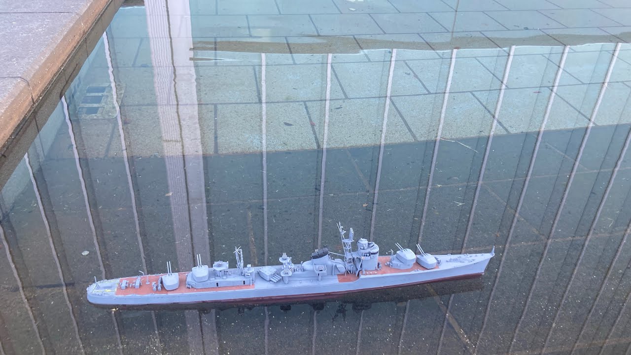 大和ミュージアムの大和池でニチモ1/200秋月型駆逐艦初月のラジコンを