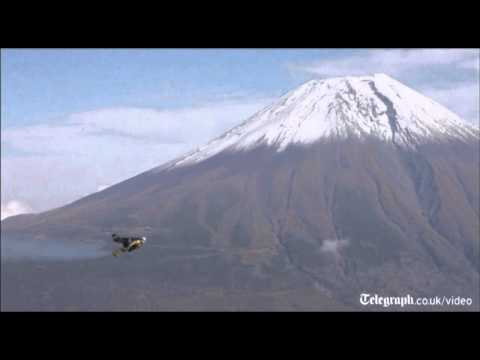 Jetman completes Mount Fuji flight