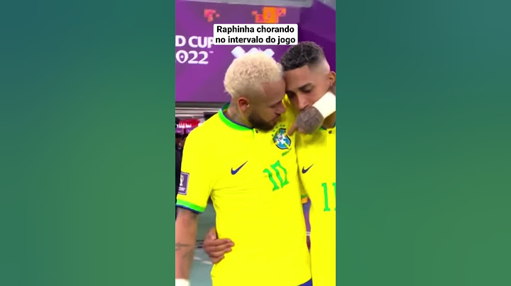 Raphinha chorando no intervalo do jogo