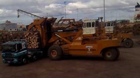 Wagner L80 & L70 unloading log truck