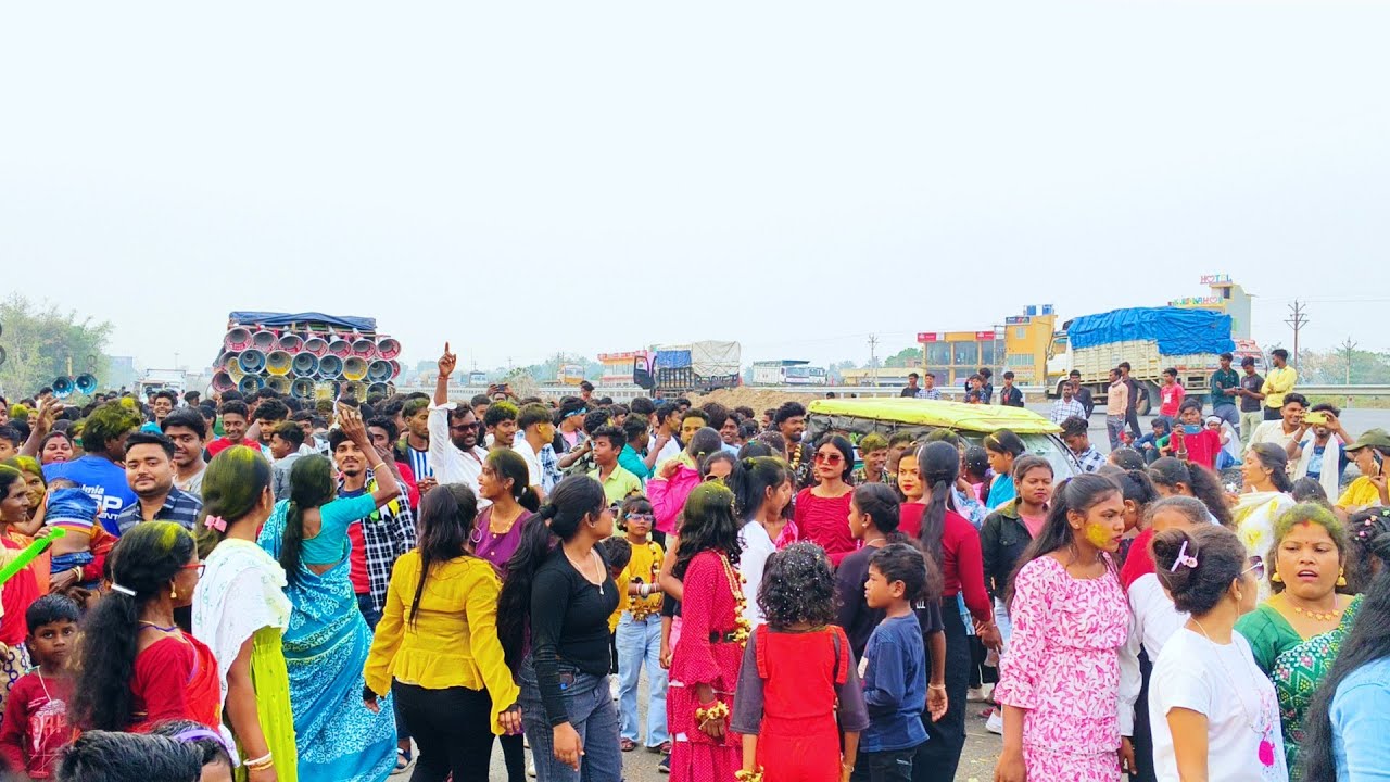 মোজাম সাউন্ড পুরুলিয়া গান লাগিয়ে রোড শো করছে সামনে পাবলিকের ভেটটা দেখো।