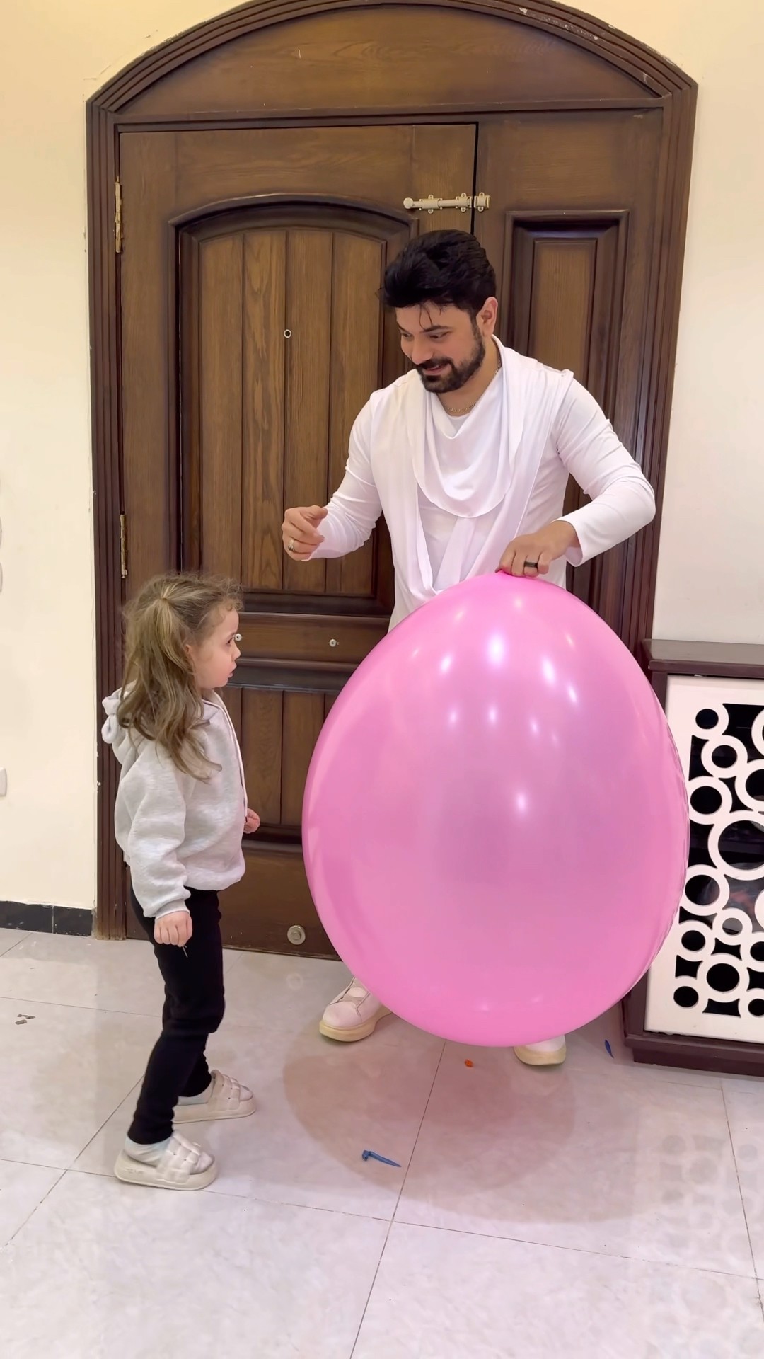 احضرت لها اكبر بالونه ولكن