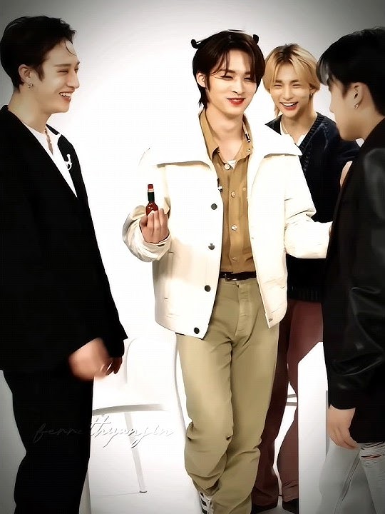 Hyunjin laughing bcuz it was not him this time💀 #hyunjin #leeknow #leeknow #han #chan #changbin #skz