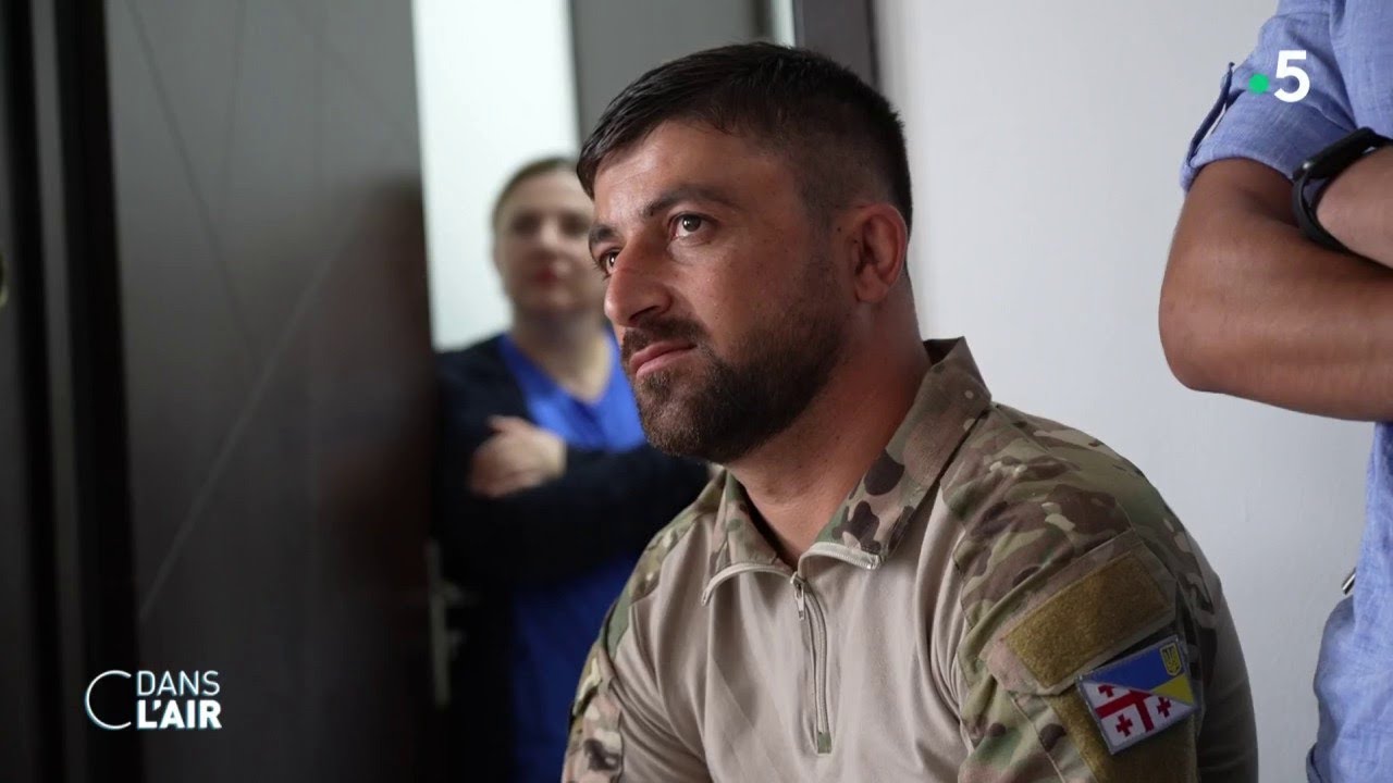 Les soldats de la légion géorgienne, accueillis en héros - reportage #cdanslair 27.07.2022
