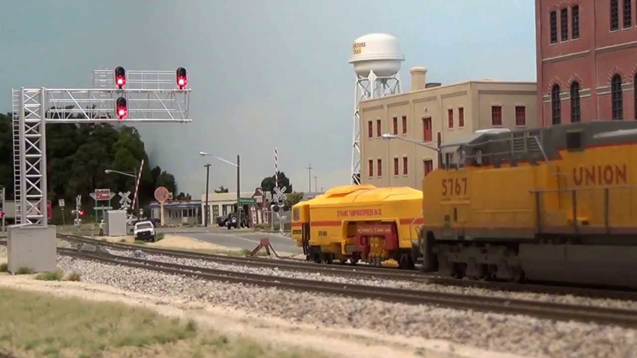 UP coal train through Waycross to meet stack train mp4video