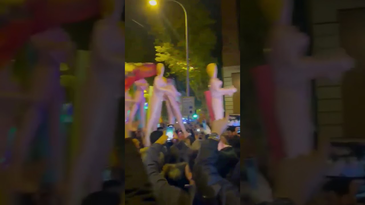 Muñecas hinchables en Ferraz con el cántico de: «No es una sede