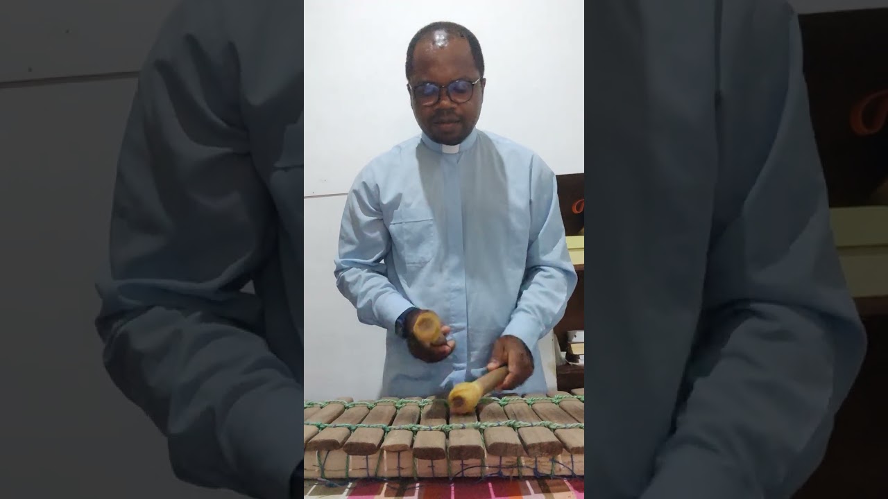 Padre John - Sanctus en langue Banen (Chant liturgique Centre-Cameroun)