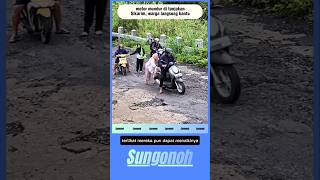 motor mundur di tanjakan Sikarim, warga langsung bantu#shorts #viral