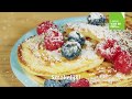 Pancakes met blauwe bessen, frambozen en honing