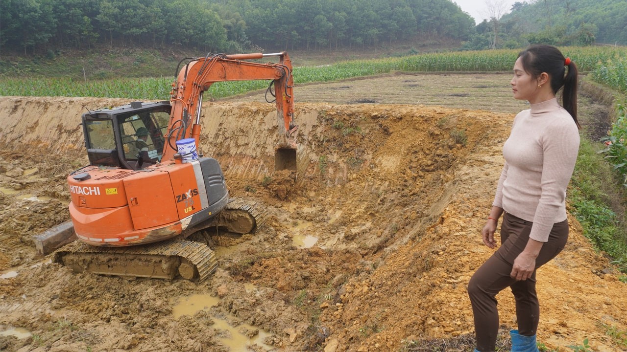 Talented Girl manage excavators and renovating a pond that had been abandoned for 30 years