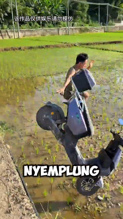 Wanted to help, but ended up getting all caught up in it! 😭🛵