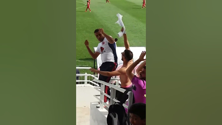 احتفالية أحد مشجعي أولمبيك  آسفي لحظة تسجيل الهدف التقدم أمام الوداد الرياضي بتاريخ 17 ماي 2017