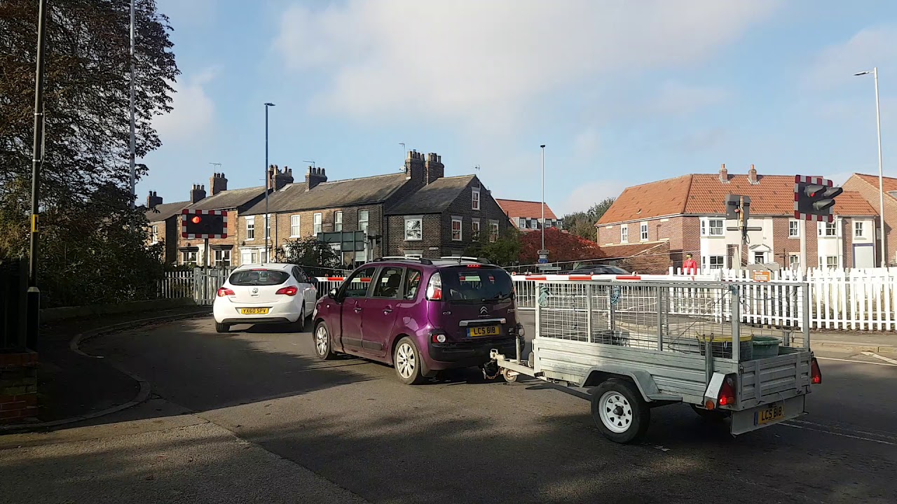 Level Crossing - Driffield Station - YouTube